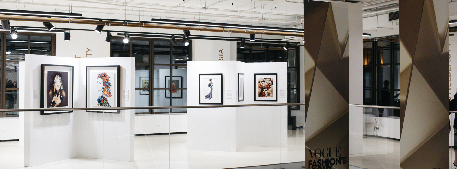 ЭКСПОЗИЦИЯ КУЛЬТОВЫХ ОБЛОЖЕК ЖУРНАЛА VOGUE В TSUM VINTAGE